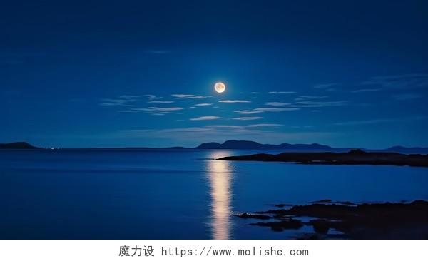 满月从海上升起 倒映在水面中秋节团圆的夜空中的满月月亮风景图
